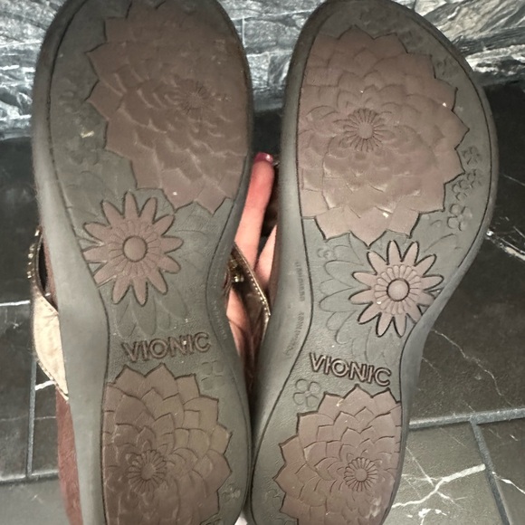 Vionic flip flops - Picture 3 of 4